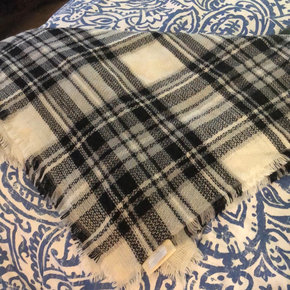 ModCloth Black/White Blanket Scarf